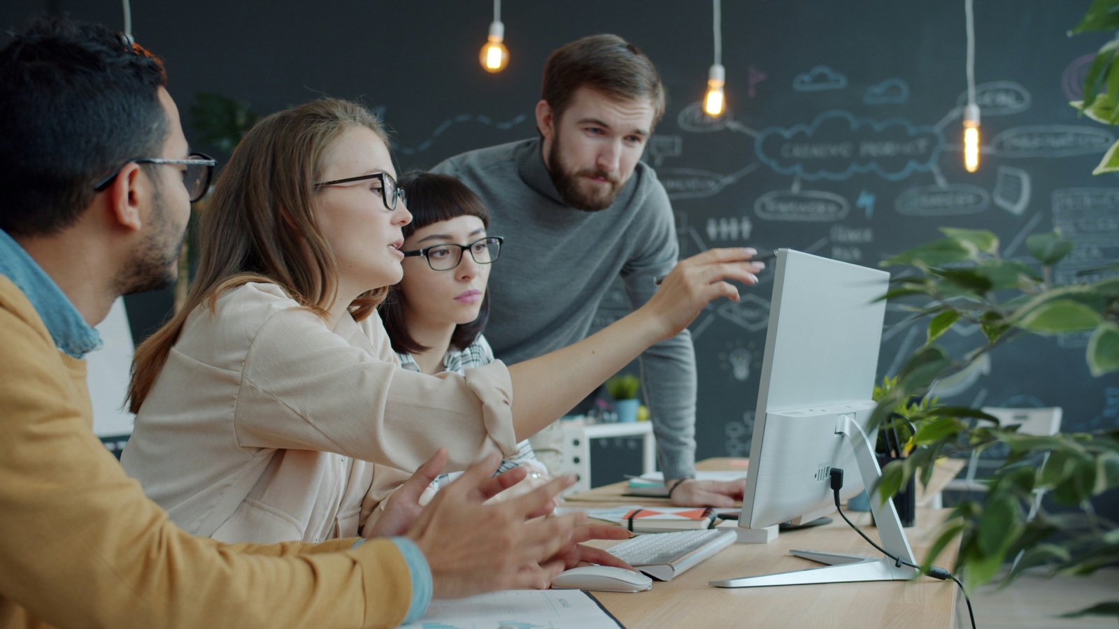 Equipo de Easy Way Tech explicando una automatización a un cliente